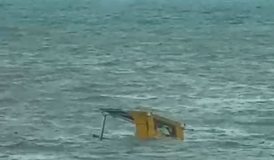 Após chuvas, barco de pesca afunda no mar de Maragogi, Norte de Alagoas