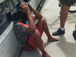 Homem suspeito de assaltar mulher é preso no bairro da Ponta Verde