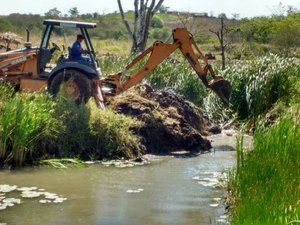 Fiscais derrubam barragens construídas em área de nascente