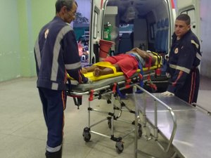 Moto avança sinal vermelho e derruba ciclista que fica machucado