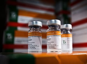 Duas doses da Coronavac neutralizam variante Ômicron, diz estudo