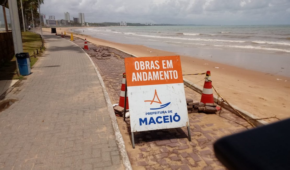 Prefeitura inicia obras para reconstruir calçadão derrubado pela maré