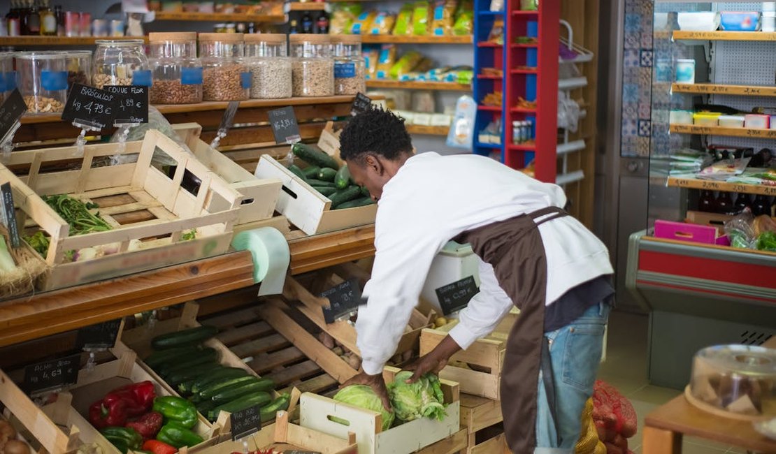 Falta mão de obra: supermercados 'caçam' trabalhadores em 8 funções-chave