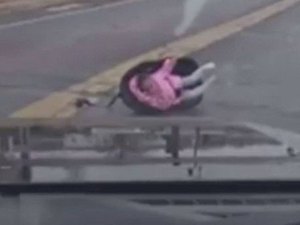 [Vídeo] Criança de dois anos cai de carro em movimento