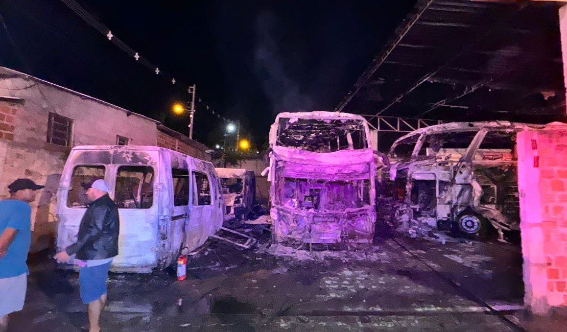 Garagem de veículos pega fogo e destrói ônibus e vans no município de Igaci