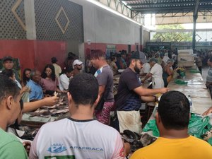 [Vídeo] Comerciantes comemoram venda de peixes e clientes lotam Mercado Público de Arapiraca