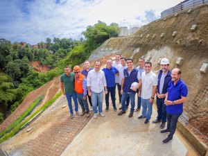 Prefeito JHC visita obras em encosta e diz que prioridade é a segurança dos moradores