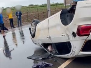 Carro capota e mulher fica ferida com lesão na cabeça em Arapiraca