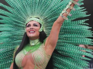 X-9 fecha primeiro dia em SP com desfile leve e colorido debaixo de chuva