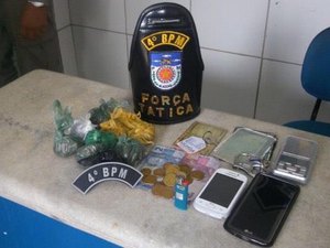Jovens são presos após polícia encontrar drogas em apartamento
