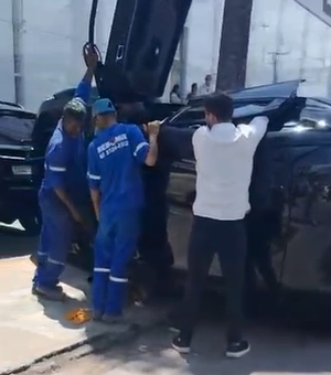 Colisão entre carro e moto deixa dois feridos e veículo capotado em Cruz das Almas