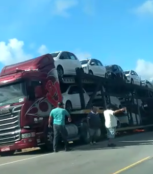 [Vídeo] Carros são destruídos após incêndio em caminhão-cegonha 
