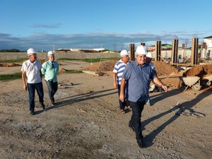 Prefeito Luiz Emílio e comitiva visitam obras no Jarbas Maya