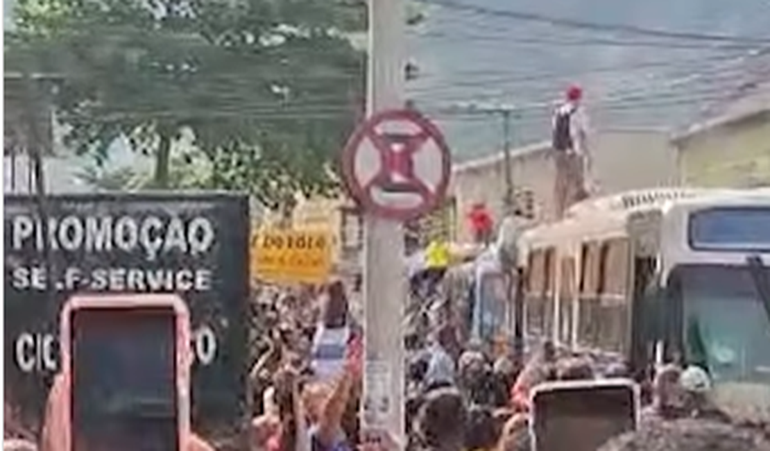 Mc Oruam sobe no teto de ônibus em frente ao presídio onde está Poze do Rodo