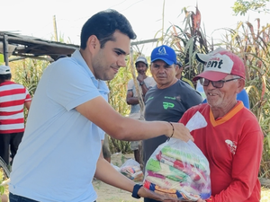 Prefeitura entrega mais de 100 cestas à comunidade Flexeiras, arrecadadas no jogo do Traipu e Piauiense