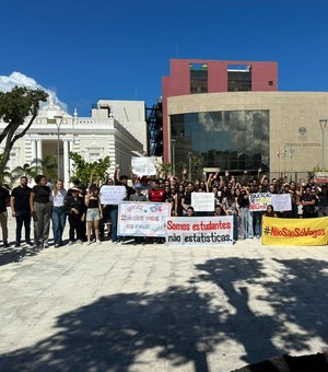 Cibele vai às ruas e defende permanência de 158 alunos da Uncisal