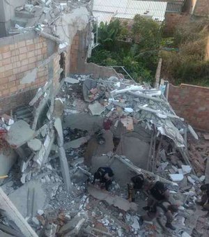 Desabamento de casa de três andares deixa vítimas na Grande BH
