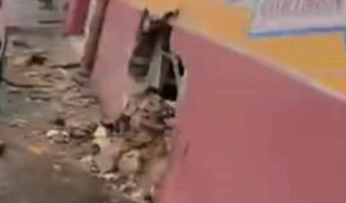 Colisão entre carros provoca destruição de parte de parede de mercadinho em Arapiraca