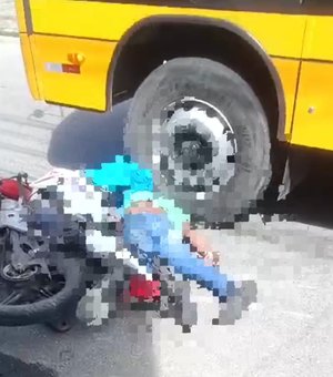 [Vídeo] Homem morre ao ficar preso entre moto e ônibus, no bairro Farol