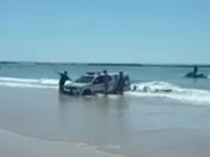 [Vídeo] Viatura da PM 'encalha' na Praia do Francês