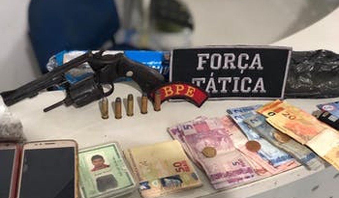 Quatro jovens são presos suspeitos de tráfico de drogas em Maceió