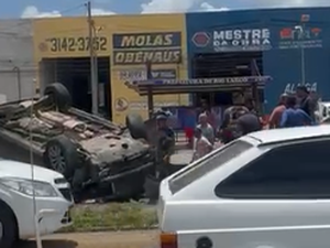 Carro capota na BR-104, em Rio Largo, nas proximidades do acesso ao aeroporto