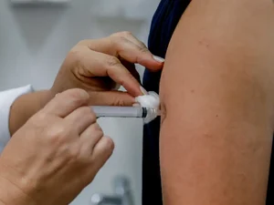 Especialistas pedem mais vacinação contra aumento da dengue no verão