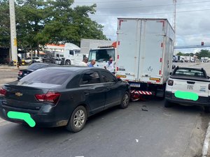 [Vídeo] Acidente entre cinco veículos deixa uma pessoa ferida no Distrito Industrial, em Maceió