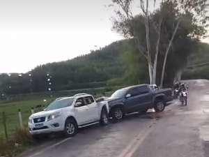 Colisão entre duas picapes é registrada na AL-101 norte em Passo de Camaragibe