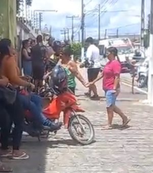 Populares se reúnem em frente à delegacia após prisão de suspeito de homicídio no Bosque das Arapiracas