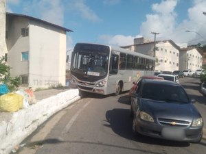 Ônibus perde freio e colide contra mureta no Jacintinho, em Maceió