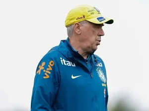 Carlo Ancelotti promove mudança na escalação da Seleção no último treino em Seul