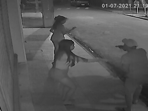 [Vídeo] Jovens são agredidas e assaltadas por dupla armada em Porto Calvo