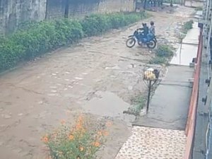 Armados, criminosos invadem residência, rendem mulher e roubam moto, celular e dinheiro em Arapiraca