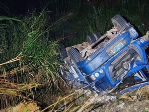 Caminhão carregado de abacaxi tomba na BR-104, em São José da Laje