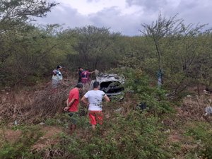 Veículo capota e cai em matagal no Sertão alagoano