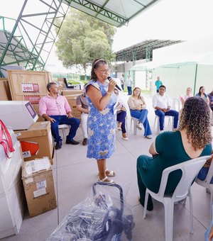 Tia Júlia entrega mais de 6 milhões em equipamentos para a Saúde