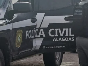Operação cumpre mandados e apreende drogas e arma em Santana do Ipanema