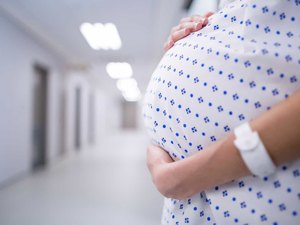 Após ser agredida por policial, grávida está 'consciente e estável'