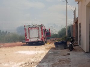 Bombeiros controlam incêndio em vegetação em Arapiraca