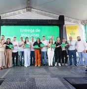 Prefeita de Novo Lino representa AMA em entrega de equipamentos da agricultura
