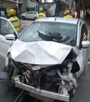 Populares registram colisão entre carro e ônibus na Ponta Verde