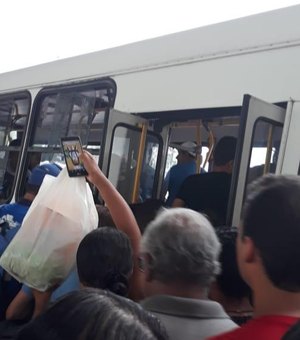 Passageiros reclamam de tumulto durante embarque em terminal de ônibus