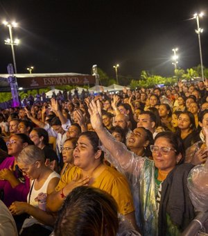 Evento gratuito com Deive Leonardo leva multidão ao Jaraguá e emociona Maceió