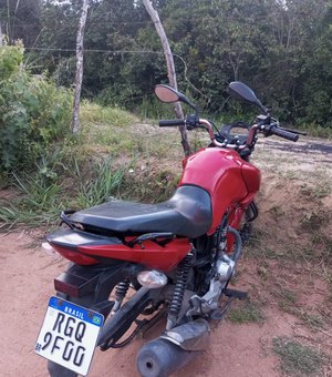 Ronda do Bairro recupera moto roubada em área de mata no Benedito Bentes em Maceió