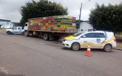 Motorista de caminhão de frango foge de barreira  poliical mas é preso