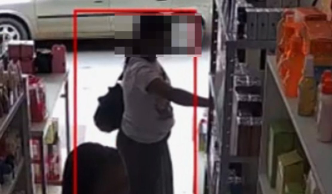 Mulher é flagrada furtando loja no Centro de Arapiraca