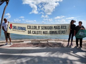 Sindjornal faz protesto na orla de Maceió contra o jornal Gazeta de Alagoas 