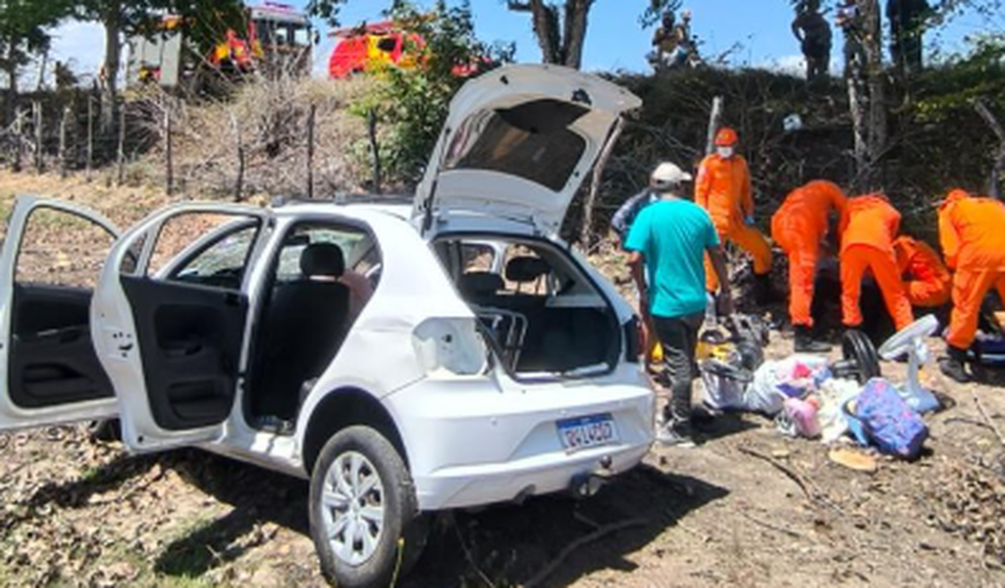 Quatro pessoas ficam feridas em acidente com carro que caiu em ribanceira em Penedo