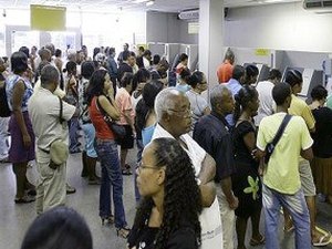 Procon-AL orienta consumidores sobre o tempo de espera em filas de banco